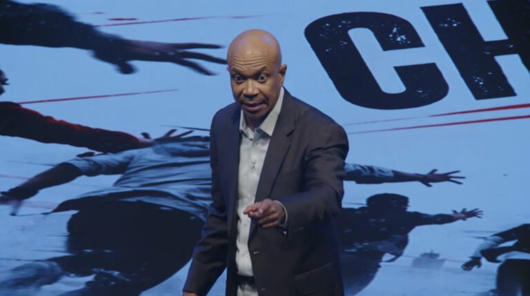 Pastor Delman Coates processa espólio de advogado por fraude imobiliária
