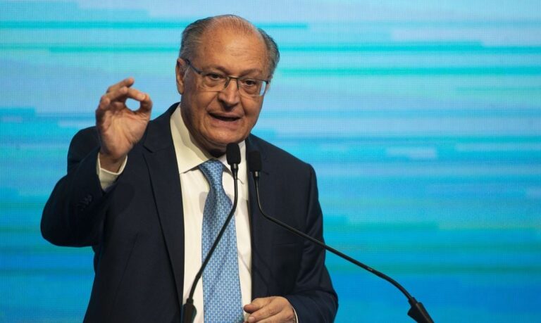 Alckmin é incluído em ação de Flávio Bolsonaro contra uso de máquina pública