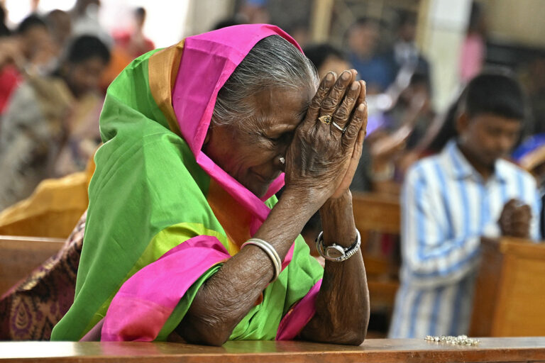 Família cristã é pressionada a realizar rituais hindus em funeral na Índia