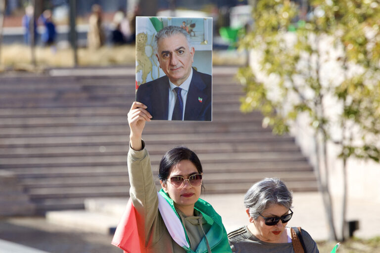 Reza Pahlavi apresenta plano para Irã pós-República Islâmica com liberdade religiosa