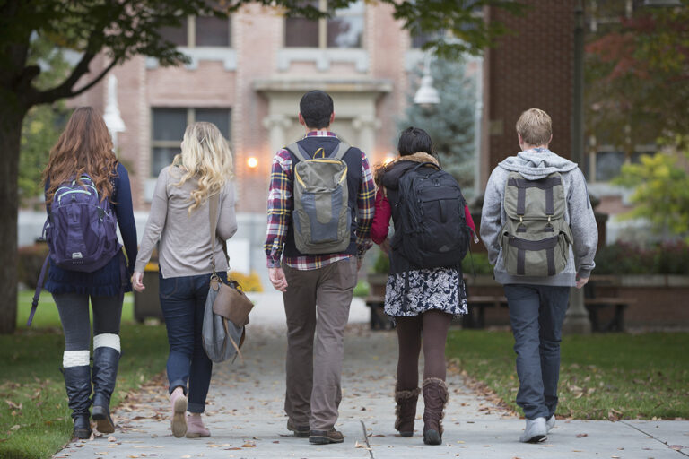 Metade dos estudantes universitários nos EUA evita discutir Charlie Kirk
