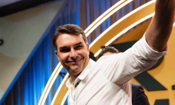 Flávio Bolsonaro critica reajuste do Bolsa Família como ato de desespero