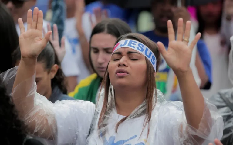 Pesquisa mostra que 52,5% dos evangélicos rejeitam política nos cultos