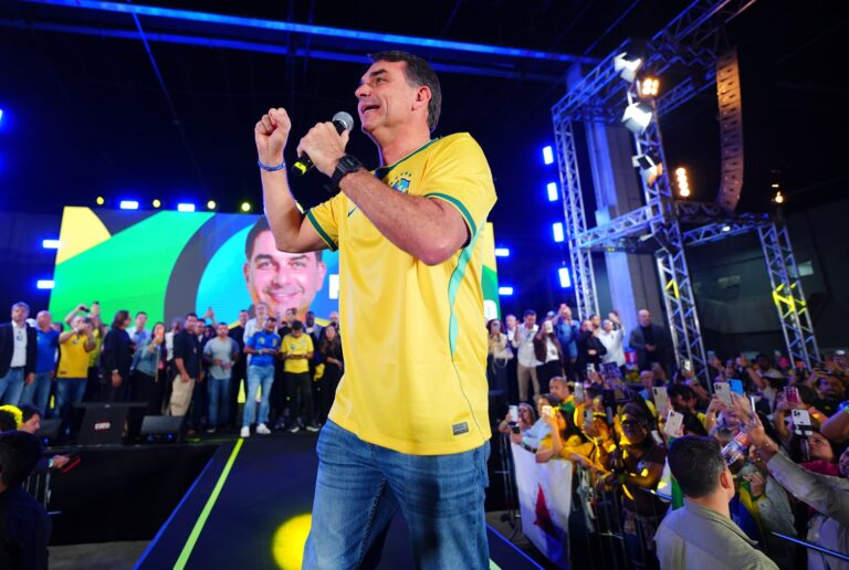 Flávio Bolsonaro promete relação pragmática economicamente com China