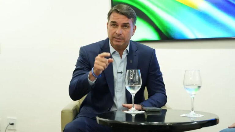Flávio Bolsonaro promete proibir cassinos online se eleito presidente