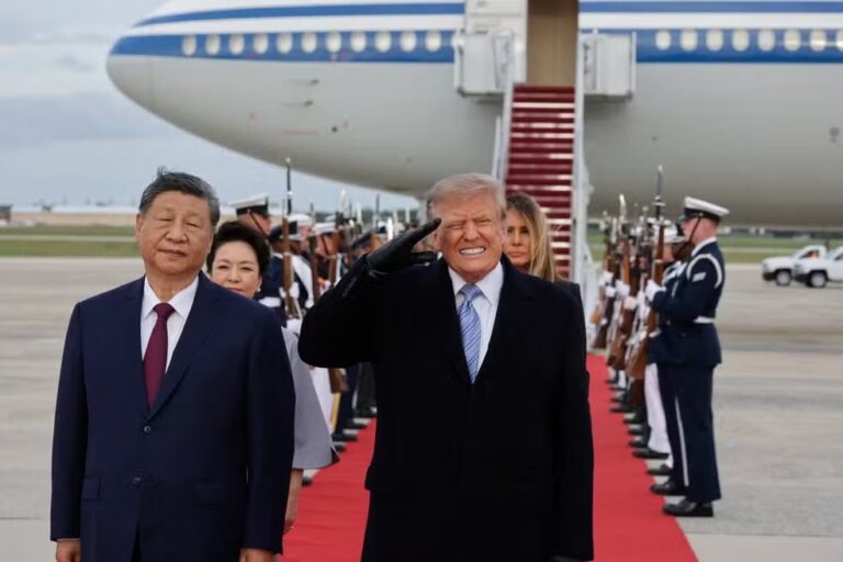 Trump substitui foto de Biden por caneta na galeria da Casa Branca