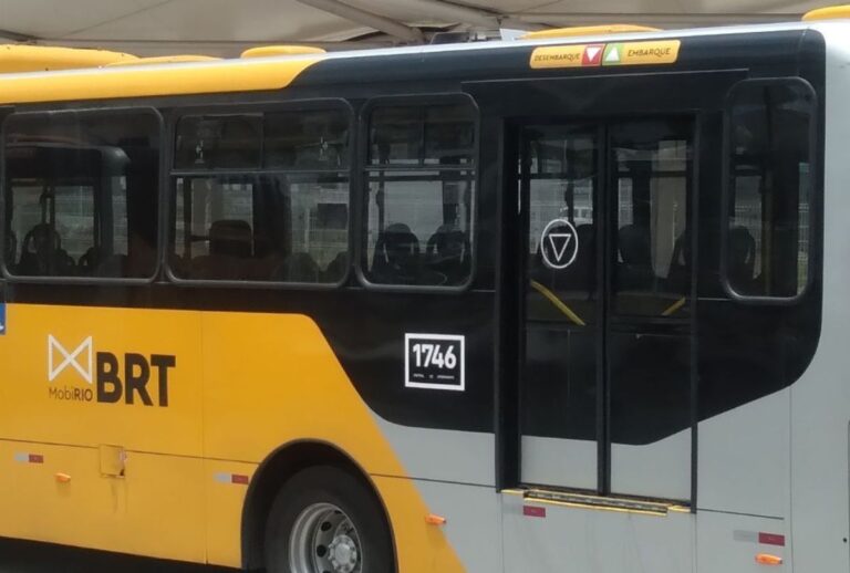 Homem morre atingido por bala perdida dentro de ônibus do BRT no Rio