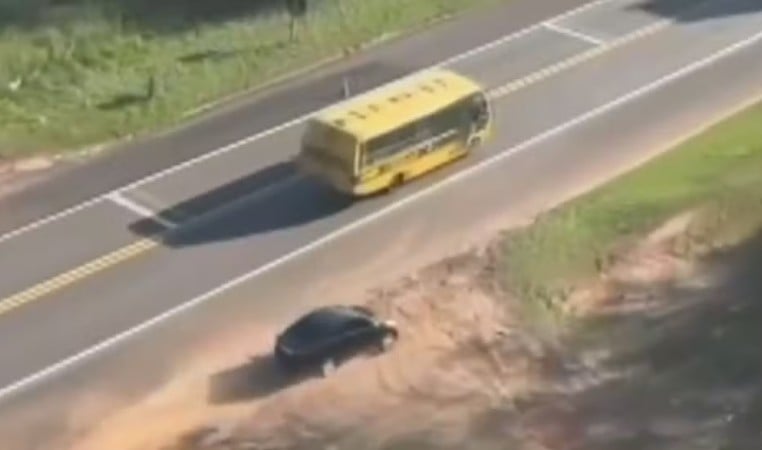 Carro com 200 quilos de maconha capota durante perseguição policial no Paraná