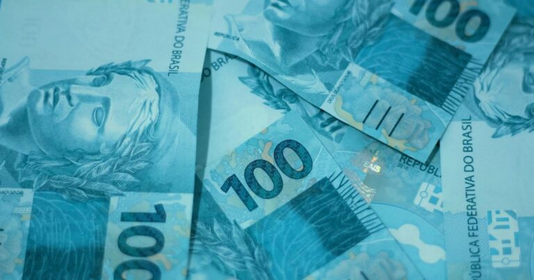 Juros altos consomem 30% da renda de famílias e empresas, alerta economista