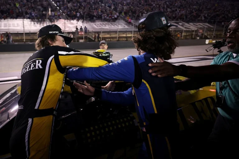 Pilotos trocam socos após acidente na NASCAR Series Cup em Bristol