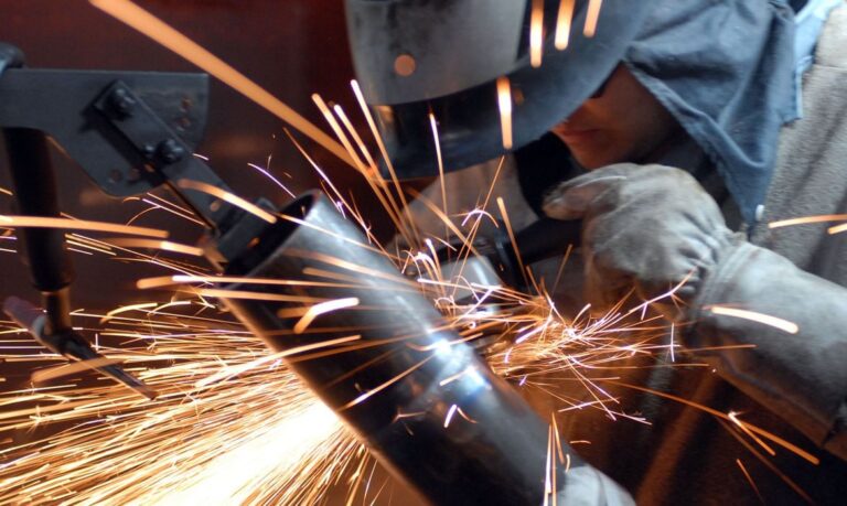 Produção industrial sobe 0,2% em julho após dois meses de queda