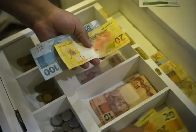 CLT determina que quinto dia útil de outubro cai em 6 de outubro