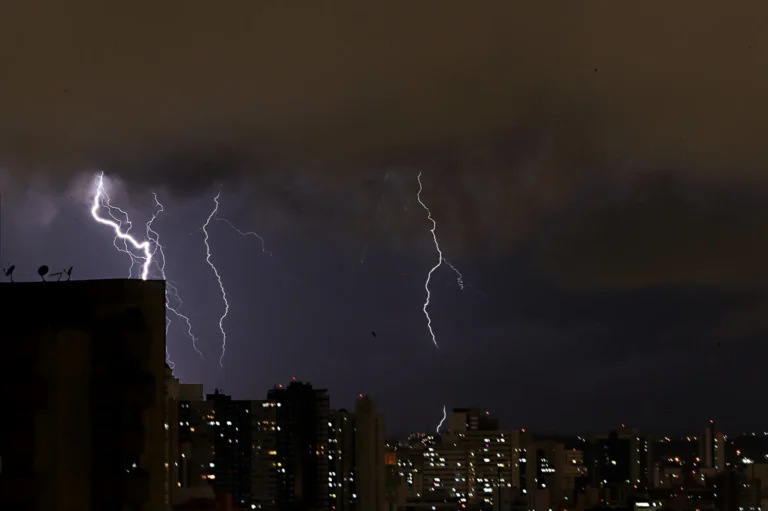 Paraná registra 6.773 raios em 9 horas durante sequência de tempestades