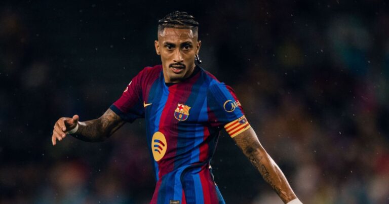 Raphinha marca três gols e Barcelona vence Racing Santander por 7 a 2