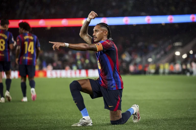 Raphinha marca 14 gols em oito jogos e faz melhor início de temporada do Barcelona