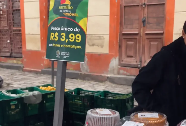Curitiba lança Sacolão da Família Móvel com frutas e verduras a R$ 3,99