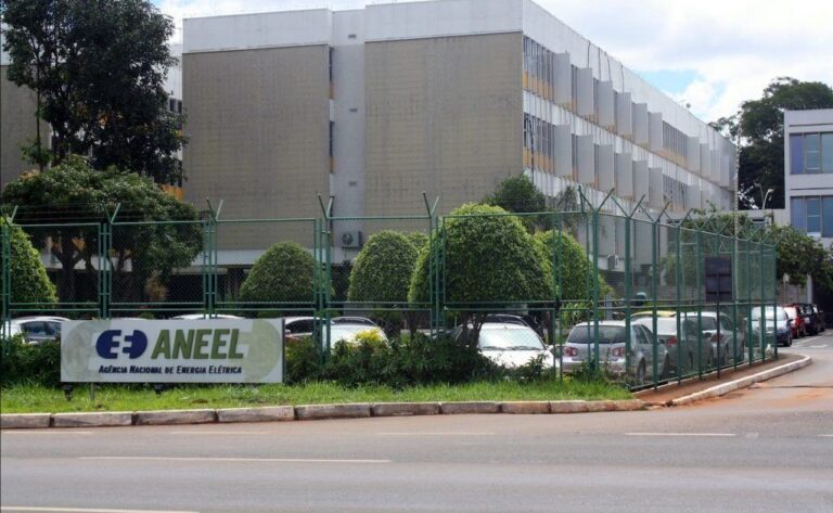 Aneel aumenta projeção de reajuste tarifário para 9,4% em 2026 apesar de bandeira verde