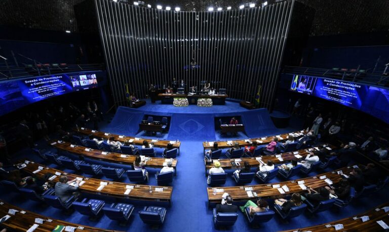 Senado aprova PEC que acaba com escala 6x1