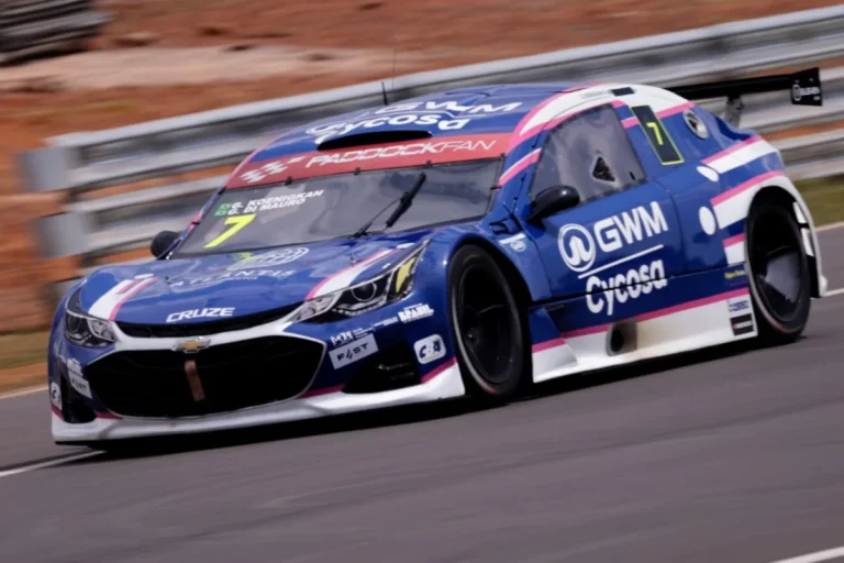 Gabriel Koenigkan é campeão da Stock Light aos 17 anos em Brasília