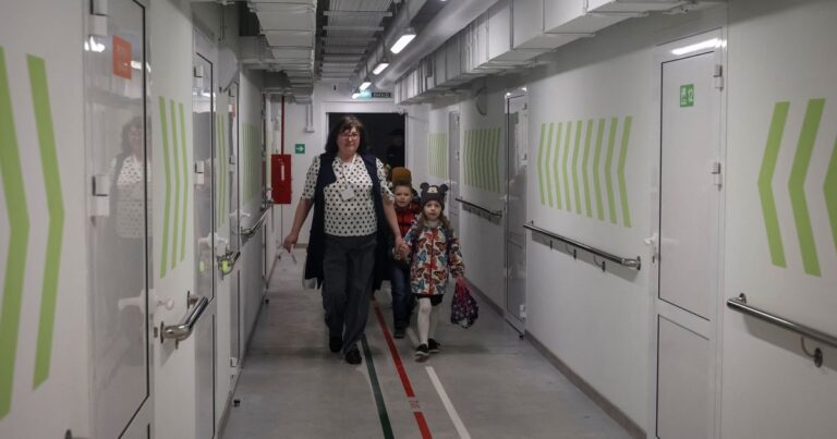 Ucrânia constrói escola subterrânea em vila sob ataque russo constante