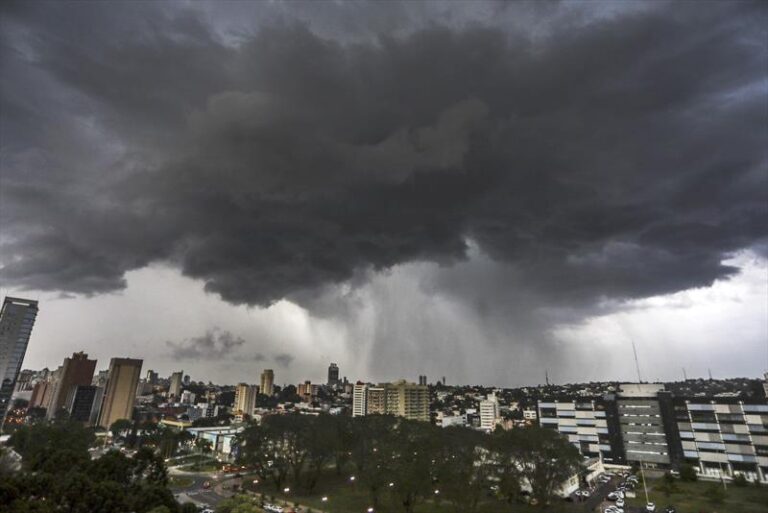 Inmet emite alertas vermelho e laranja para temporais no Paraná
