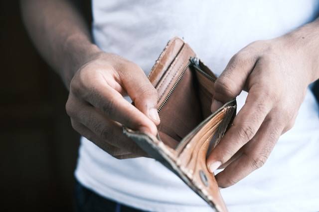 Inadimplência de famílias sobe para 29,9% em agosto, aponta CNC