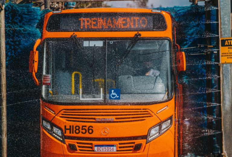 Transporte coletivo de Curitiba envolve 6 mil profissionais em operação diária