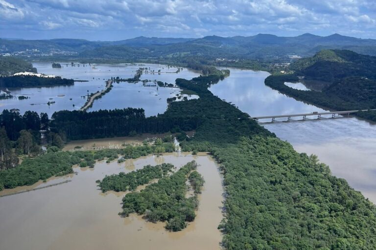 Paraná retoma aulas em 20 escolas atingidas por chuvas; sete permanecem fechadas