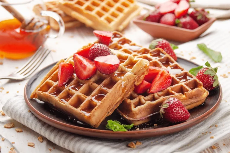 Receita de waffle com morangos oferece preparo simples para café da manhã