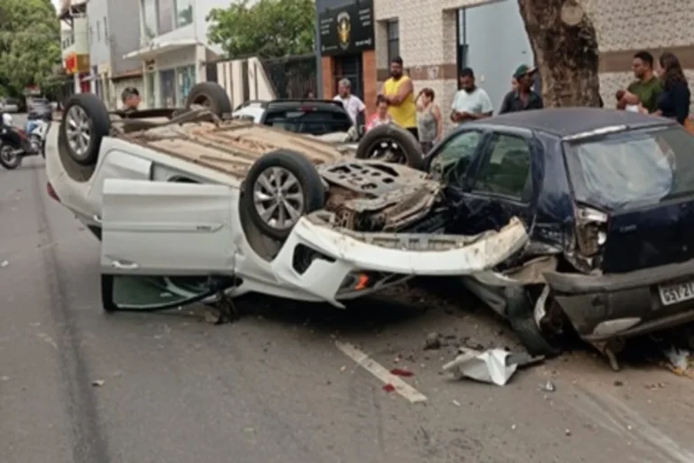 Motorista cochila ao volante e causa acidente com três carros em Belo Horizonte