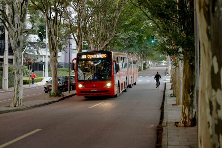 Curitiba reforma tarifa zero no transporte com receita do estacionamento regulado