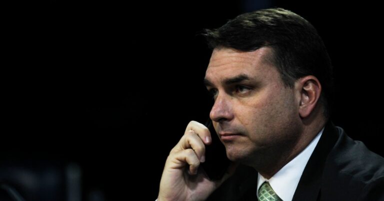 Campanha de Flávio Bolsonaro pede investigação contra diretor da PF por suposto benefício eleitoral