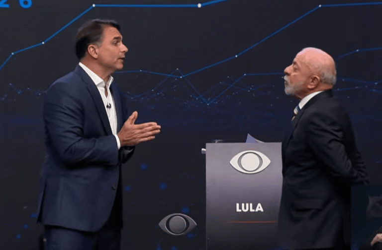 Flávio defende padrão Einstein no SUS e Lula questiona privatização
