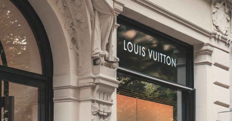 LVMH acumula queda de 40% em valor de mercado com crise no setor de luxo