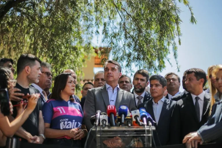 Flávio Bolsonaro apresenta propostas de reforma constitucional e judicial