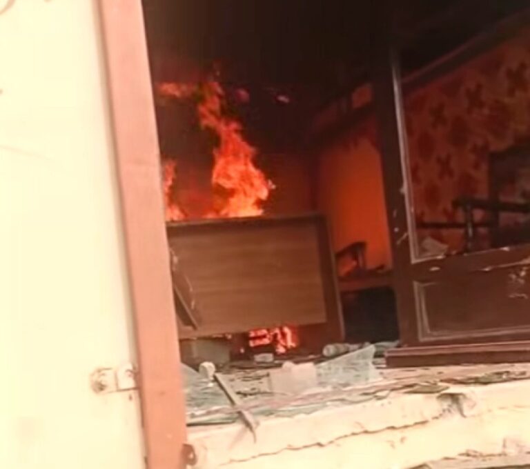 Multidão incendeia casa de cristão acusado de blasfêmia no Paquistão