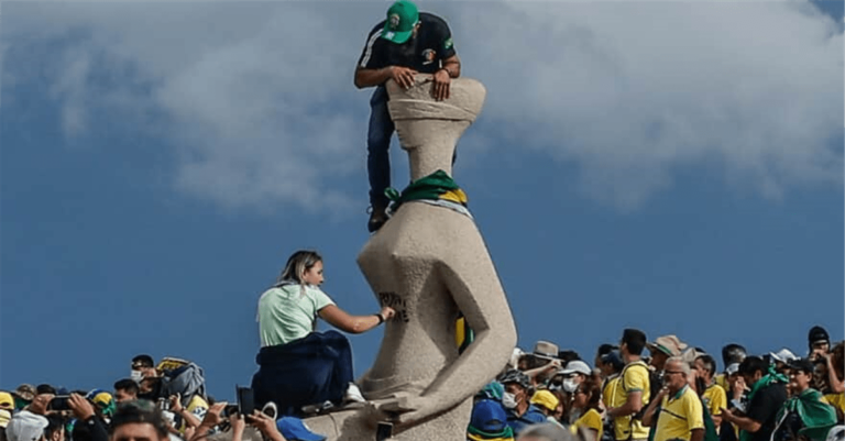 Irmã de Débora do Batom critica restrições em regime semiaberto