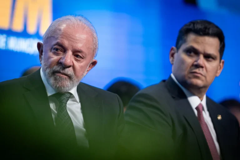Lula promulga PEC que reduz semana de trabalho de seis para cinco dias