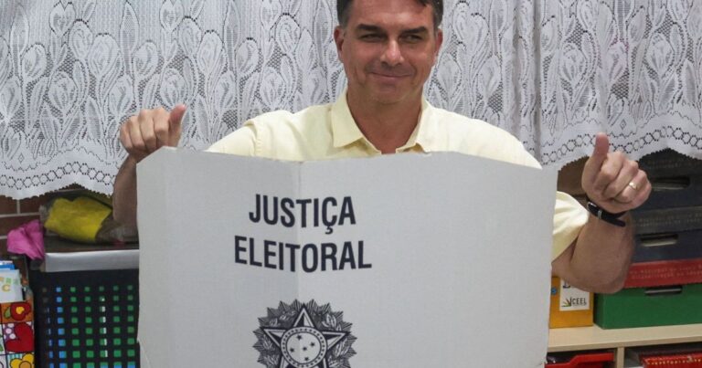 Flávio Bolsonaro vence Lula em Minas Gerais no primeiro turno