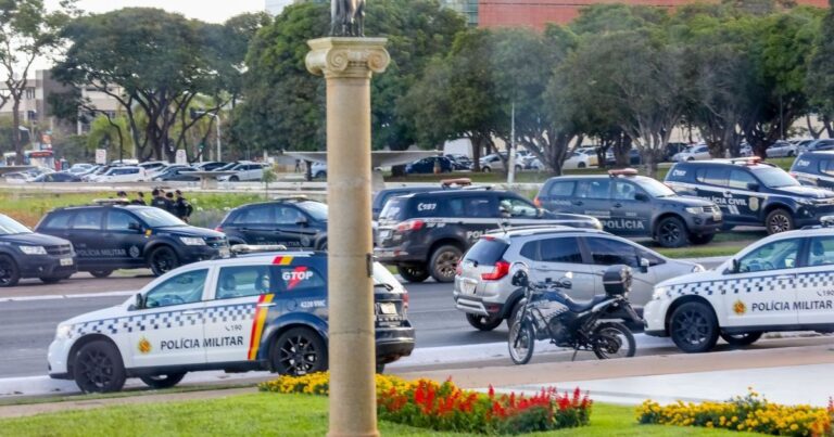 Homem é detido por xingar policiais em frente à casa de Bolsonaro em Brasília