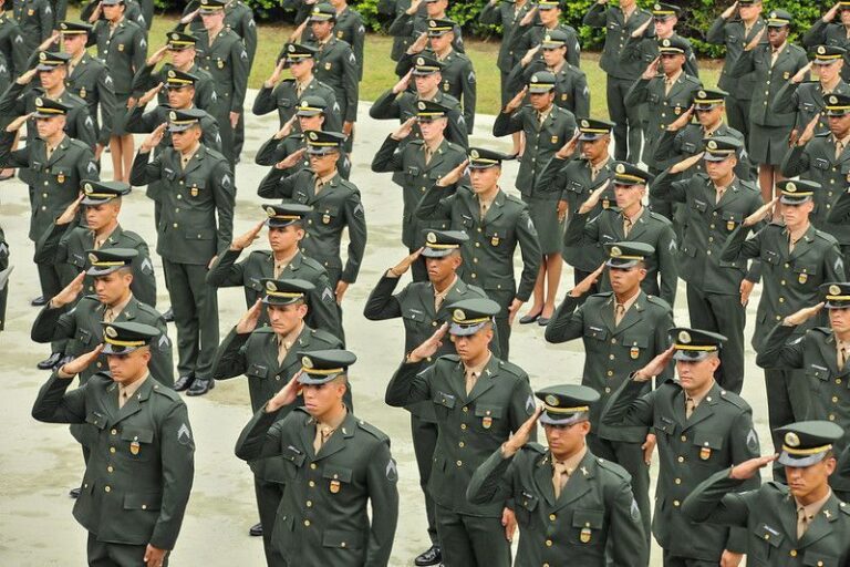 Campanha de Flávio Bolsonaro supera militarismo da direita, avalia especialista