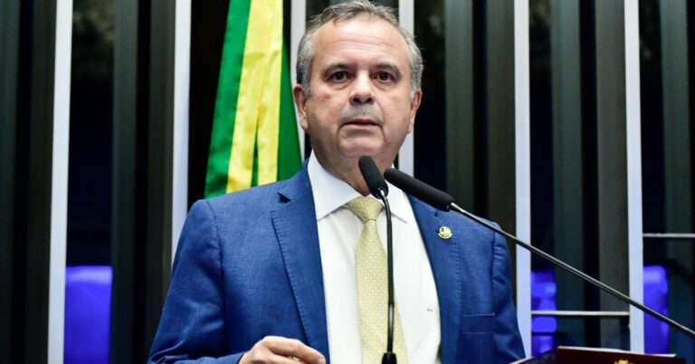 Coordenador de Flávio Bolsonaro pede reunião com presidente do STF