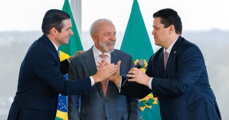 Lula assegura apoio à reeleição de Hugo Motta e Davi Alcolumbre em 2027