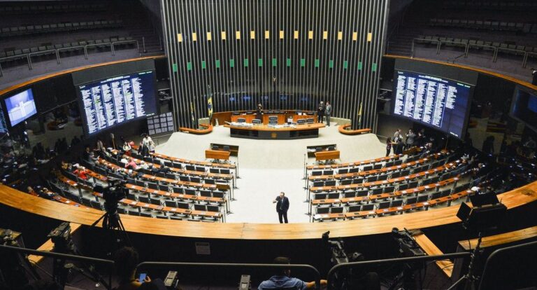 Centrão faz jogo duplo ao apoiar Flávio enquanto beneficia Lula no Congresso