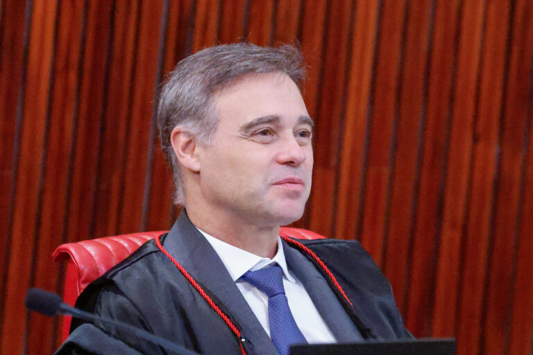 TSE ordena que campanha de Lula remova vídeo sobre cortes de Flávio Bolsonaro
