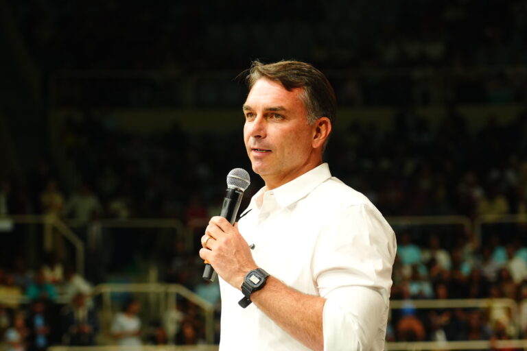 Flávio Bolsonaro anuncia voto a favor do fim da escala 6x1