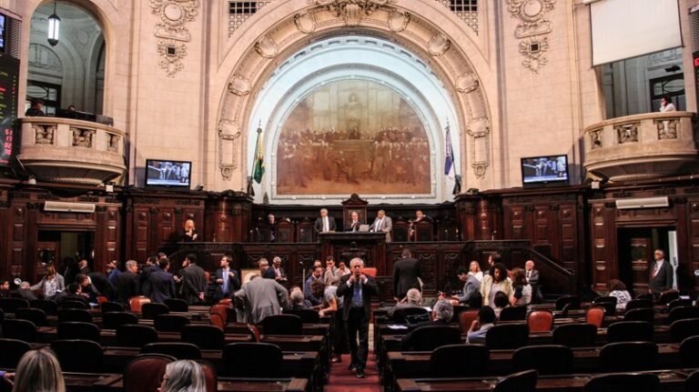 Sistema proporcional define quantos votos deputado estadual precisa para eleição