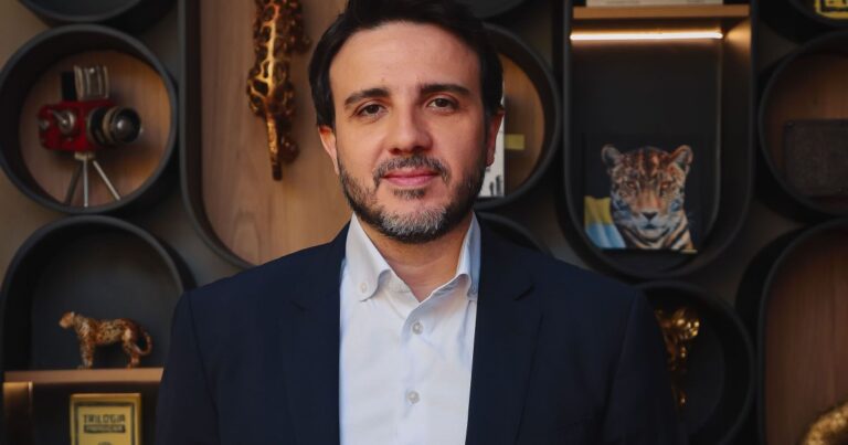 Renan Santos é autorizado por Gilmar Mendes a participar de debate na Globo