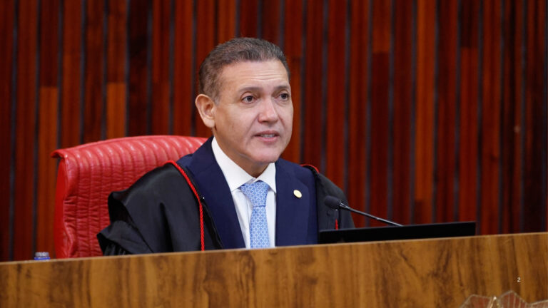 Kassio Nunes Marques vota em Brasília e diz que questões climáticas estão administradas