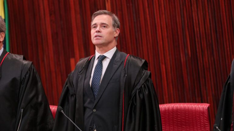 Mendonça vota em Brasília e afirma que povo é protagonista das eleições